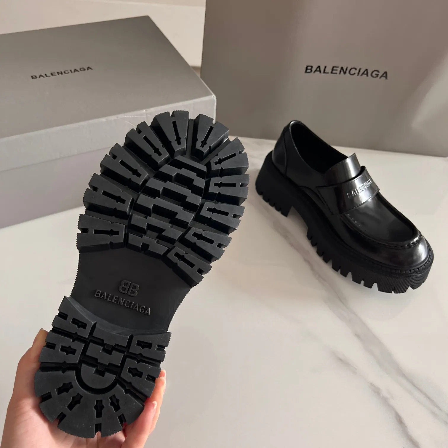 👟👟Ex-factory price 600👟👟 BALENCIAGA# Balenciaga's new big-toe derby shoes TRACTOR big-toe derby shoes loafers👞 Original medium-gloss open-edge beaded cowhide. Restrained and stylish. Matched with the brand logo on the shoe cover. The rhythm of closing your eyes. The lining and feet are made of black silk cowhide. The texture is soft and delicate. The gear-shaped rubber outsole is 5cm higher. Size: 35-40 (customization of 40 pieces is not returnable)